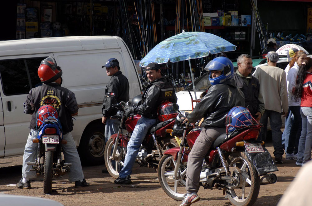 Motorradkuriere warten auf Kundschaft für eine Spritzfahr nach Voz do Iguazú. © Thomas Schmidt